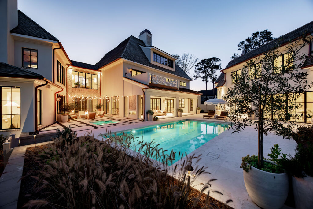 Expansive openings create a seamless transition between the home’s interior and its outdoor environments. When opened, the home transforms into a single, fluid space, allowing light, air, and movement to pass effortlessly through, supporting a lifestyle that is both connected and adaptable.