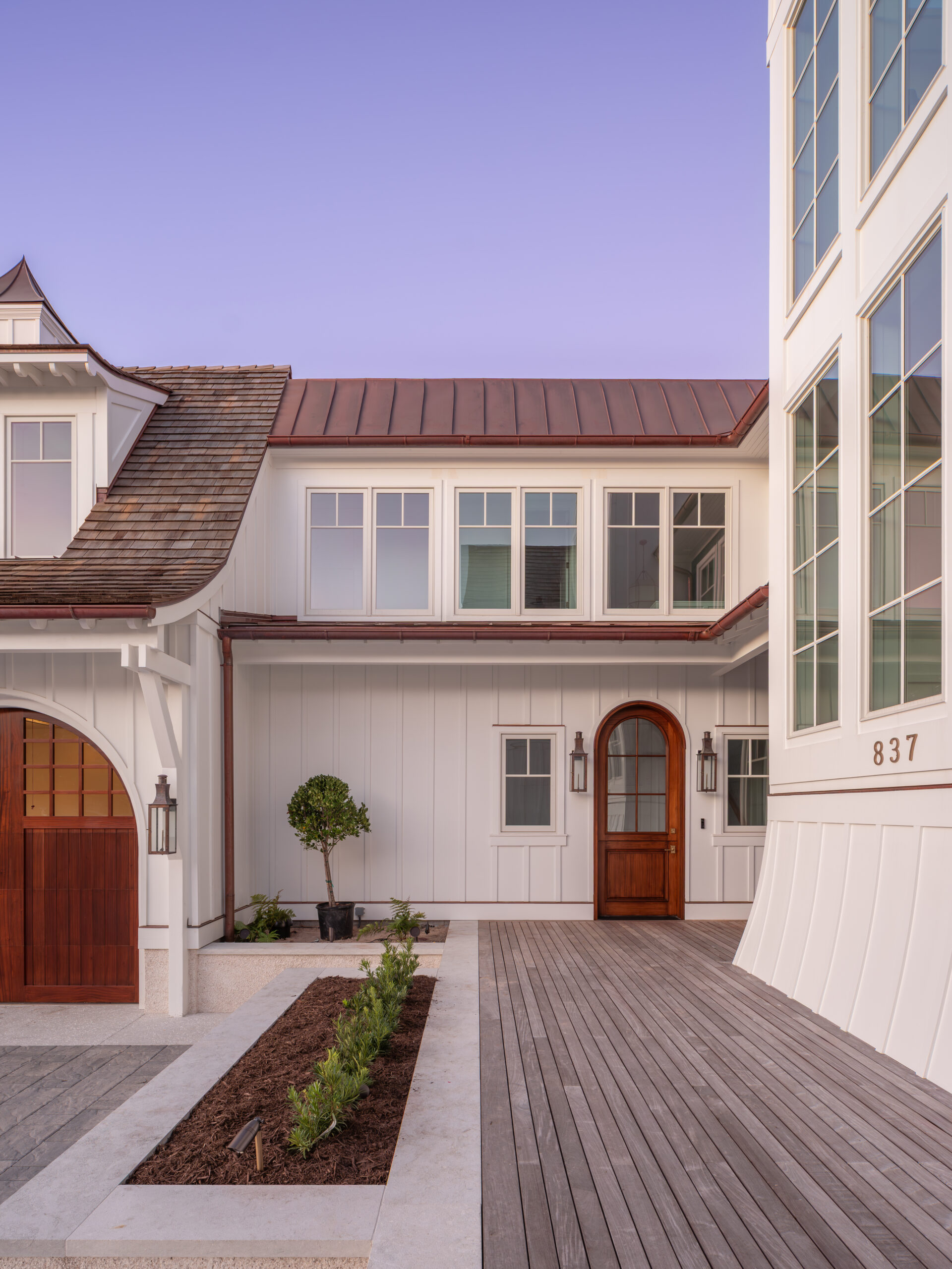 Hamptons-style home entryway with rounded door entryway.