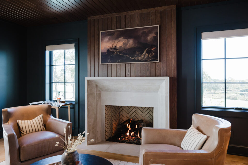 The interior reflects a functional and relaxed aesthetic, ready for entertainment or relaxation. Design choices are rooted in organic materials and tonal richness. Lime-washed walls, plastered range hoods, and European oak floors pair with antique lighting and custom ironwork, curating a space that is both luxurious and welcoming. The palette is warm and natural, allowing texture and craftsmanship to glow.